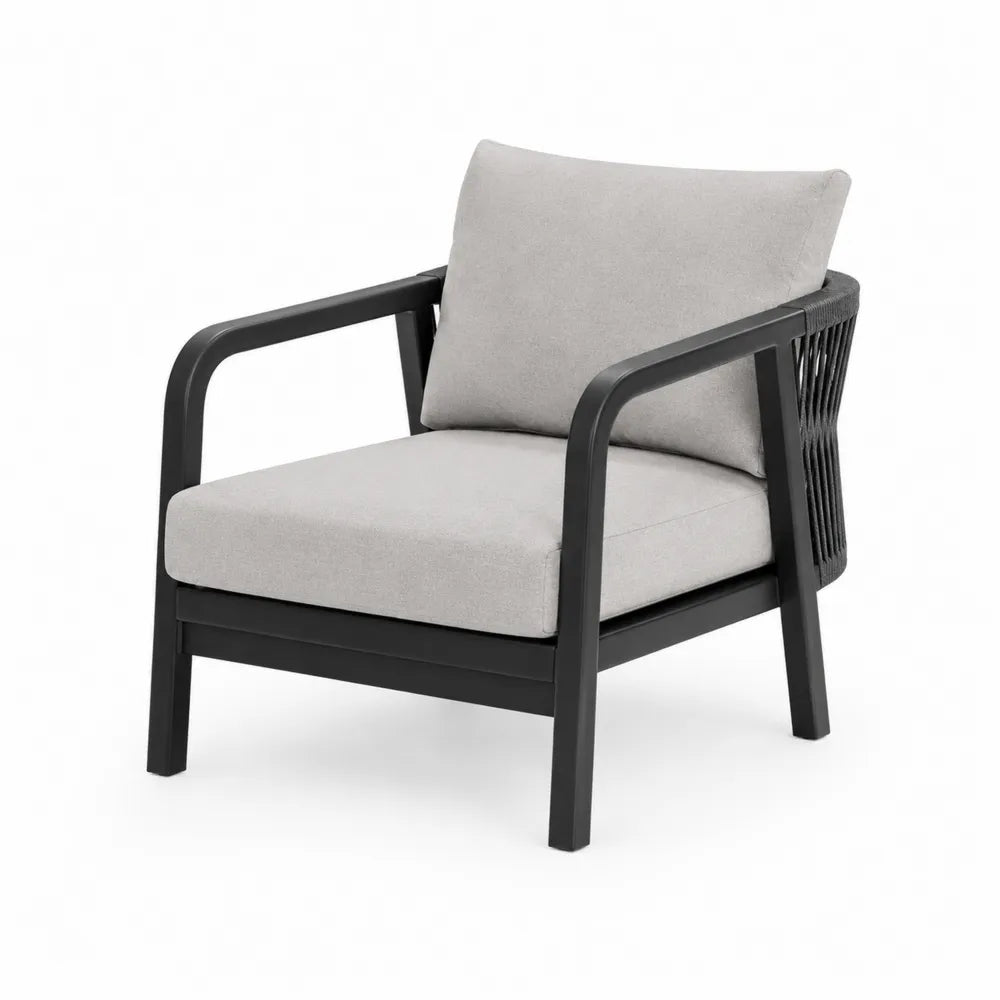 Sedia da esterno con braccioli in alluminio verniciato nero cuscini in poliestere grigio chiaro e schienale in corda PP intrecciata 75 x 70 x 80 cm