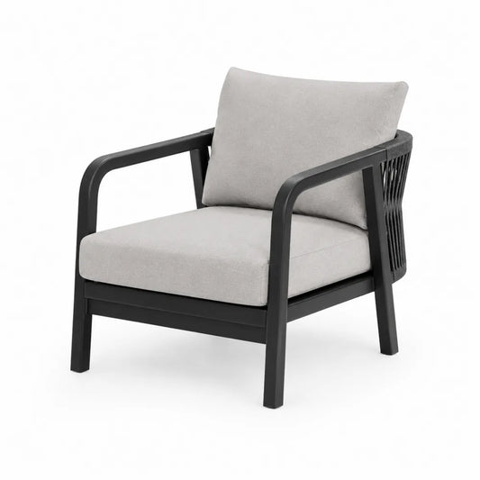 Sedia da esterno con braccioli in alluminio verniciato nero cuscini in poliestere grigio chiaro e schienale in corda PP intrecciata 75 x 70 x 80 cm